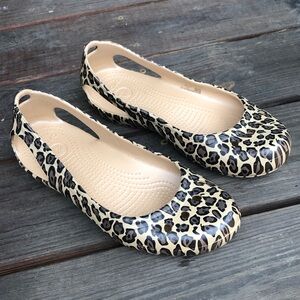 9 Crocs Leopard Print Slip-On Flats Shoes Closed Toe Comfy Summer Kadee